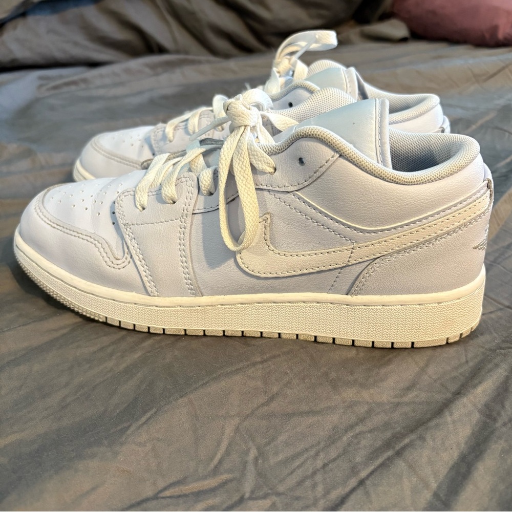 Jordan Kids'  light blue Grade School Air Jordan 1 Low Basketball Shoes Y6